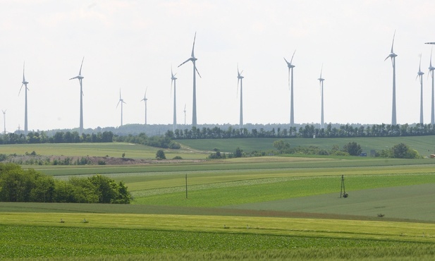 Wspólny raport UE i NATO: rosnąca zależność od energii odnawialnej niesie ryzyko