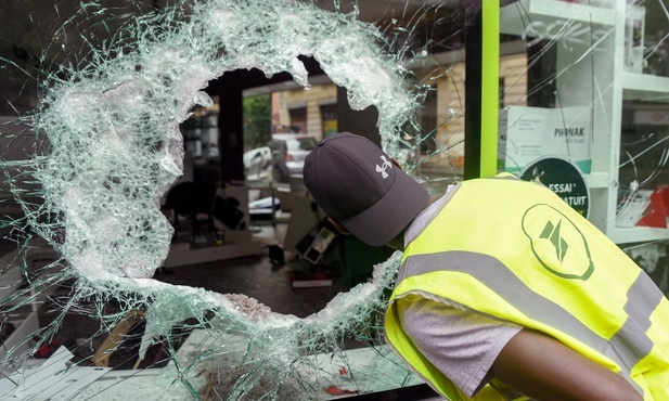 Policjant tłumiący zamieszki we Francji: Strzelali do nas, zranili siedmiu z nas, walczyliśmy o życie