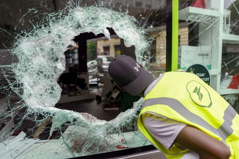 Policjant tłumiący zamieszki we Francji: Strzelali do nas, zranili siedmiu z nas, walczyliśmy o życie