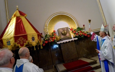 Papieskie regalia w skarżyskim sanktuarium MB Miłosierdzia