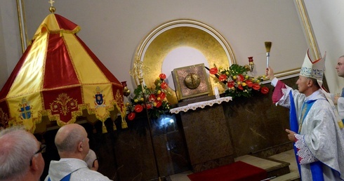 Papieskie regalia w skarżyskim sanktuarium MB Miłosierdzia