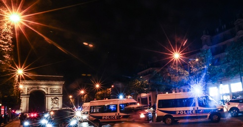 Francja: w nocy aresztowano 486 osób; dzięki policji skala zamieszek była mniejsza