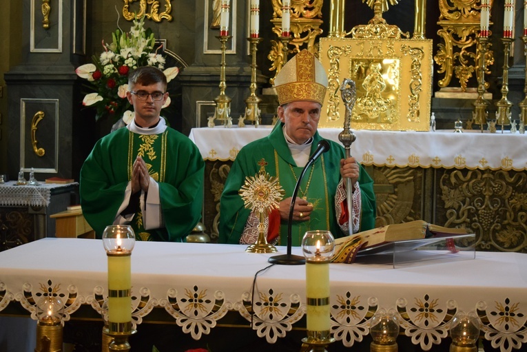 Wprowadzenie relikwii św. Ambrożego do kościoła w Jeżowem