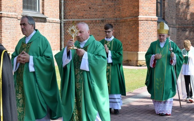 Relikwiarz w procesji niósł proboszcz parafii ks. Jan Kardaś.