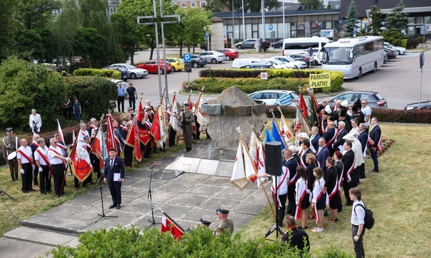 Wieńce w kolejną rocznicę protestów w Ursusie