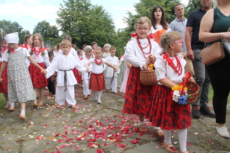 Nowy Sącz. Uroczystość ku czci świętych Piotra i Pawła w Parku Etnograficznym