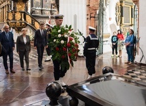 Na zakończenie uroczystości złożono kwiaty przy grobie książąt pomorskich.