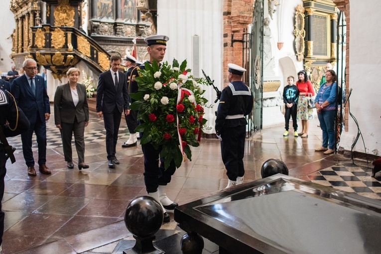 Na zakończenie uroczystości złożono kwiaty przy grobie książąt pomorskich.