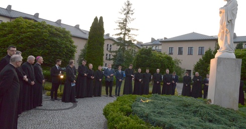 Apelowa modlitwa przy figurze MB Jazłowieckiej na wirydarzu Wyższego Seminarium Duchownego w Radomiu.