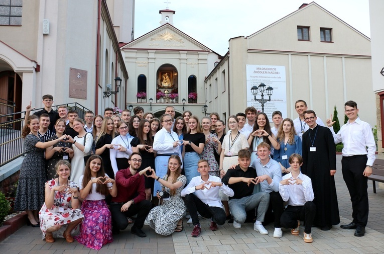 Uczestnicy z opiekunami przed Ostrą Bramą.