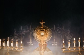 Papież w lipcu zaprasza do modlitwy o postawienie Eucharystii w centrum