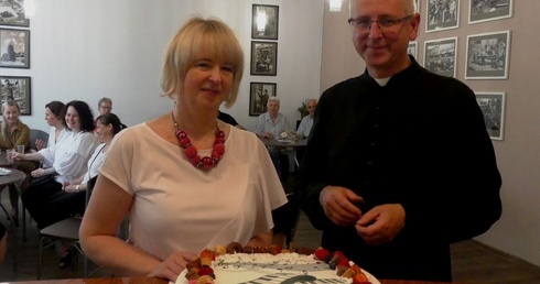 Jubilatka Janina Biernat z ks. proboszczem Piotrem Borgoszem.