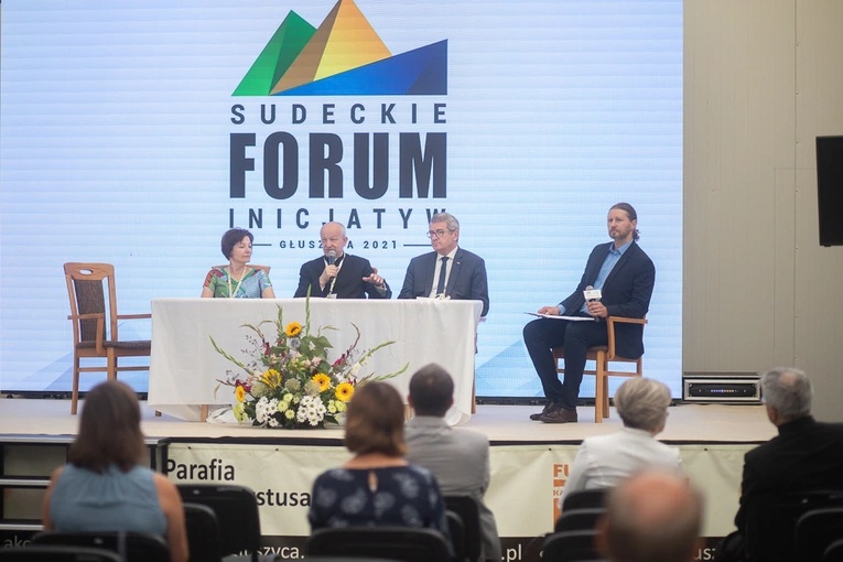 Podczas paneli dyskusyjnych głos zabierają specjaliści z wielu dziedzin.