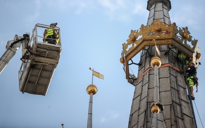 Korona królewska została zdjęta z wieży mariackiej, będzie odnowiona