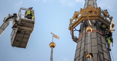 Korona królewska została zdjęta z wieży mariackiej, będzie odnowiona