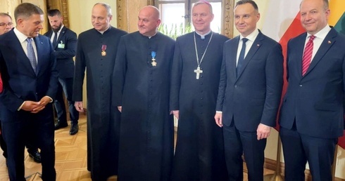 Odznaczeni kapłani: drugi z lewej ks. Szymon Wikło i trzeci z lewej ks. Wojciech Górlicki.