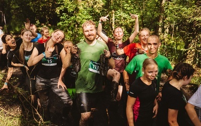 Dlaczego 400 ludzi biegnie przez błoto na katolickim festiwalu? 