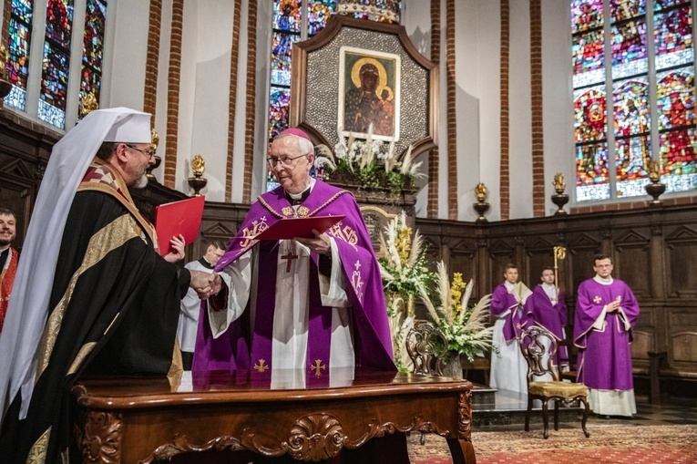 Ktoś musi kochać bardziej niż trzeba