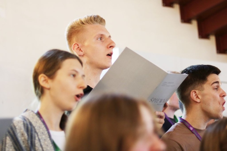 Stypendyści swój dzień rozpoczęli od Mszy św. w kościele patrona Zielonej Góry