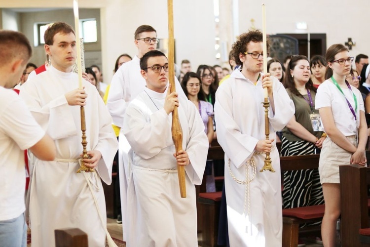 Stypendyści swój dzień rozpoczęli od Mszy św. w kościele patrona Zielonej Góry