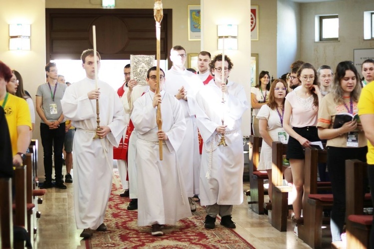Stypendyści swój dzień rozpoczęli od Mszy św. w kościele patrona Zielonej Góry