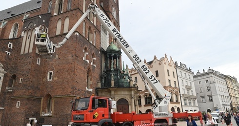 Demontaż korony z Wieży Mariackiej w Krakowie