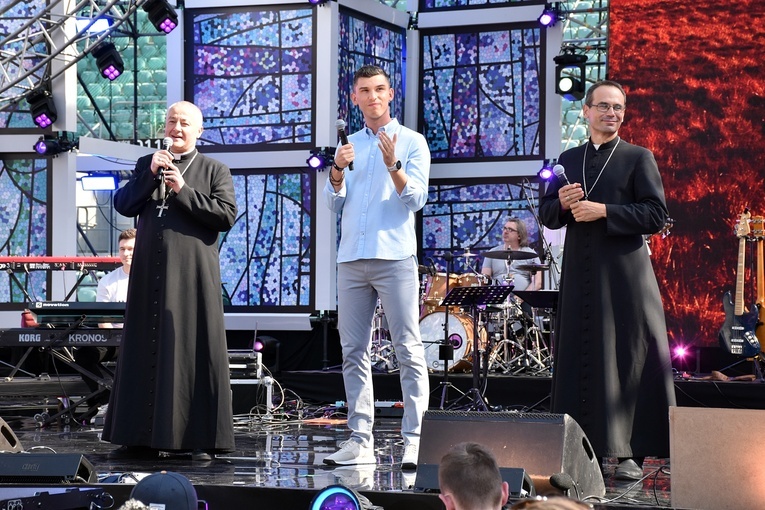 Uwielbienie "ChwałaMU" na stadionie Tarczyński Arena - cz. 1