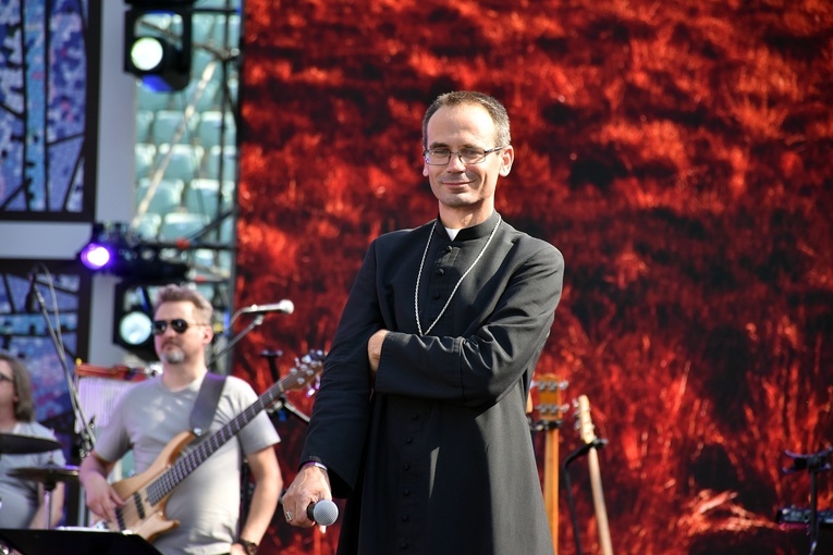 Uwielbienie "ChwałaMU" na stadionie Tarczyński Arena - cz. 1