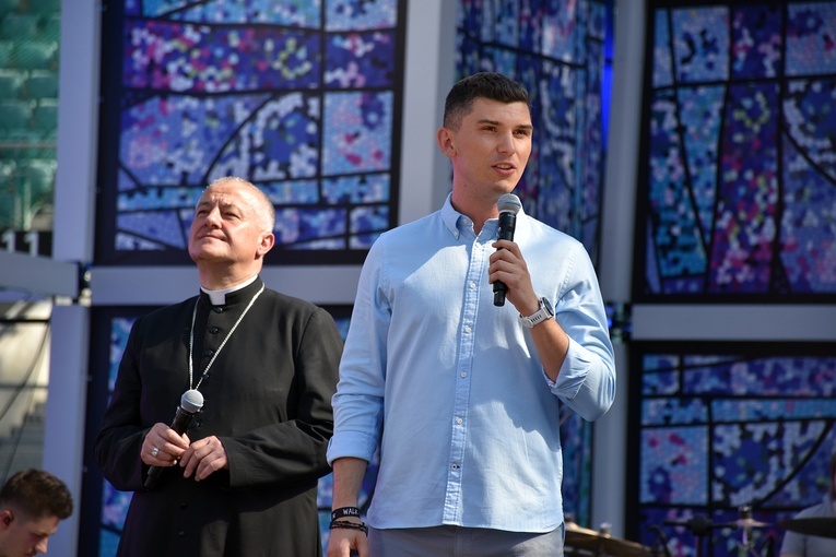 Uwielbienie "ChwałaMU" na stadionie Tarczyński Arena - cz. 1