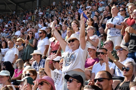 Uwielbienie "ChwałaMU" na stadionie Tarczyński Arena - cz. 1