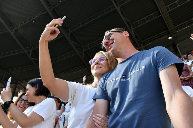 Uwielbienie "ChwałaMU" na stadionie Tarczyński Arena - cz. 1