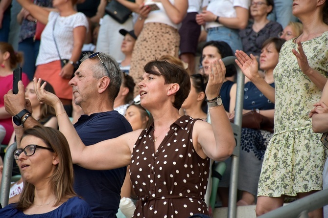 Uwielbienie "ChwałaMU" na stadionie Tarczyński Arena - cz. 1