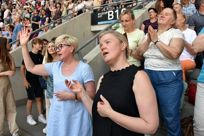 Uwielbienie "ChwałaMU" na stadionie Tarczyński Arena - cz. 1