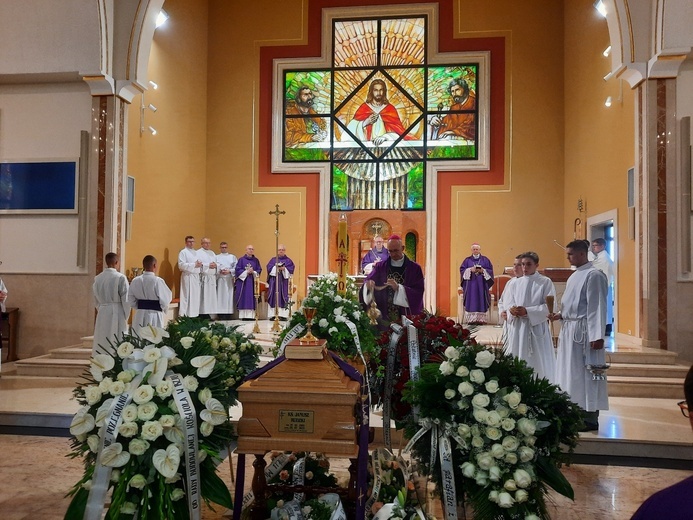 Jastrzębie-Bzie. Pogrzeb ks. Janusza Rudzkiego