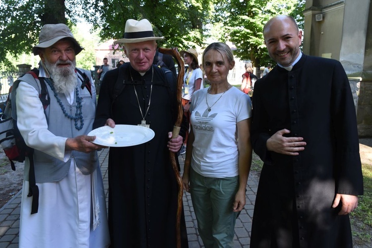 Goście i gospodarze.