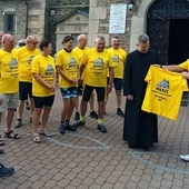 Proboszcz ks. Marek Kucharski, który wyprowadzał pielgrzymów, otrzymał od nich pamiątkową koszulkę.