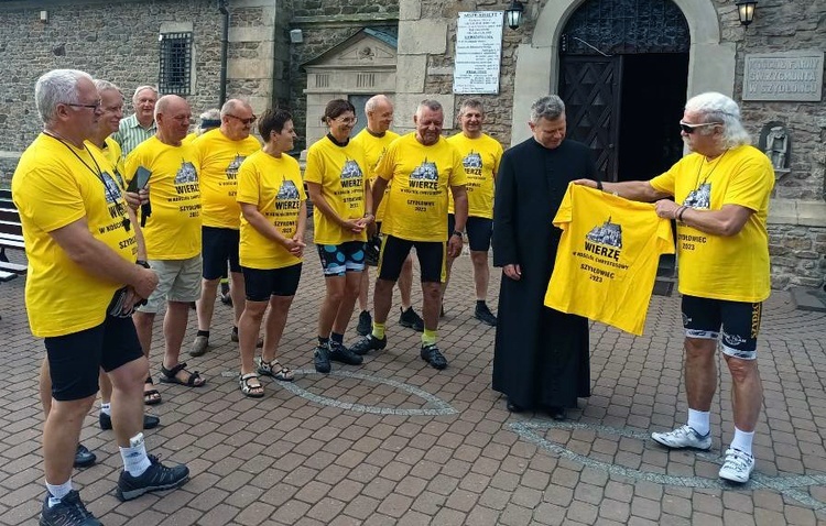 Proboszcz ks. Marek Kucharski, który wyprowadzał pielgrzymów, otrzymał od nich pamiątkową koszulkę.