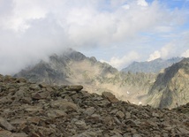 Jeszcze gdzieś wysoko. Ale z czasem też spadną w dolinę