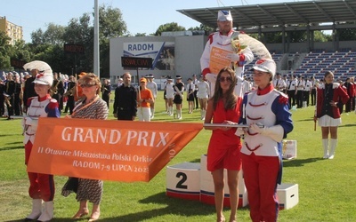 Na najwyższym podium Dariusz Krajewski, dyrygent orkistry Grandioso.