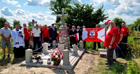 Modlitwa przy odnowionym grobie polskiego policjanta Franciszka Kaszuby.