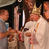 Krzyż ŚDM w Lizbonie odbiera Andrzej Dubiel, szef stowarzyszenia Muza Dei, które organizuje Strefę chwały.