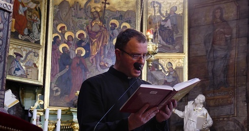 Ks proboszcz Grzegorz Klaja przed Tryptykiem Mikuszowickim.