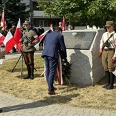 Kwiaty składają przedstawiciele władz miasta.