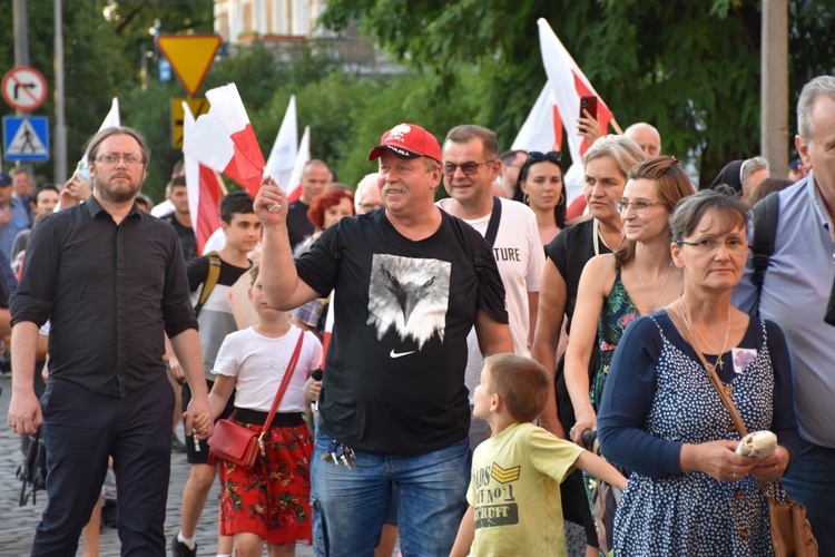 Marsz pamięci ku czci ofiar ludobójstwa na Wołyniu