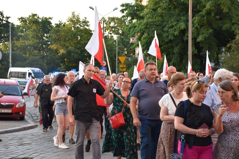 Marsz pamięci ku czci ofiar ludobójstwa na Wołyniu