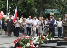 Przed Grobem Nieznanego Żołnierza złożono kwiaty. Z mikrofonem Bogusław Stańczuk. Z prawej ks. ppłk Łukasz Hubacz.