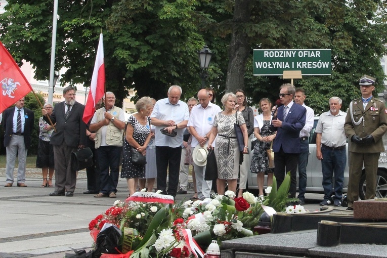 Przed Grobem Nieznanego Żołnierza złożono kwiaty. Z mikrofonem Bogusław Stańczuk. Z prawej ks. ppłk Łukasz Hubacz.