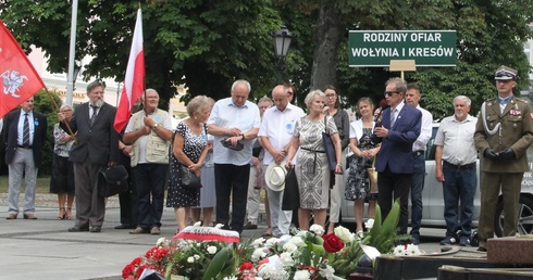 Przed Grobem Nieznanego Żołnierza złożono kwiaty. Z mikrofonem Bogusław Stańczuk. Z prawej ks. ppłk Łukasz Hubacz.
