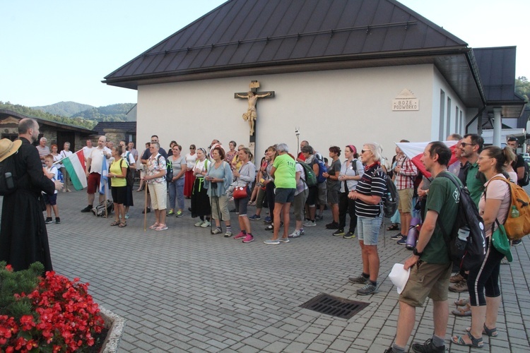 Polacy, Węgrzy i Słowacy pieszo pielgrzymują przez trzy kraje do Łagiewnik