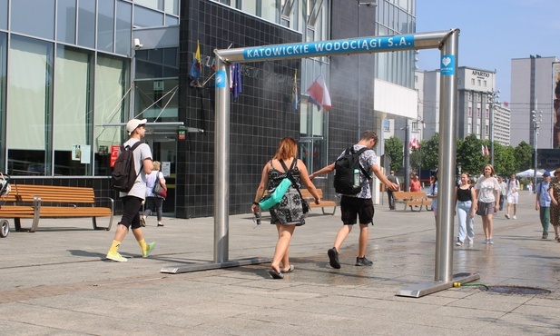 Katowice. 14 kurtyn wodnych i jeden słupek wodny pomagają w walce z upałami
